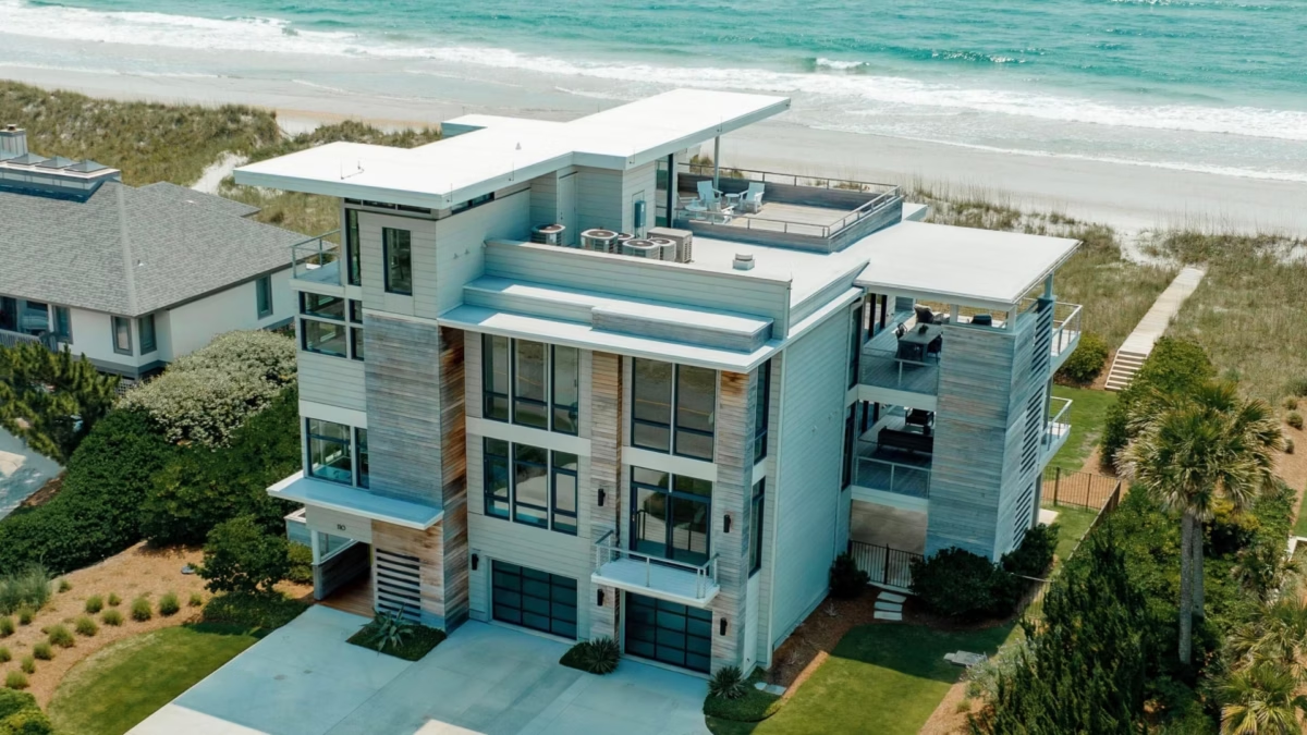 Beachfront luxury property with stunning ocean views